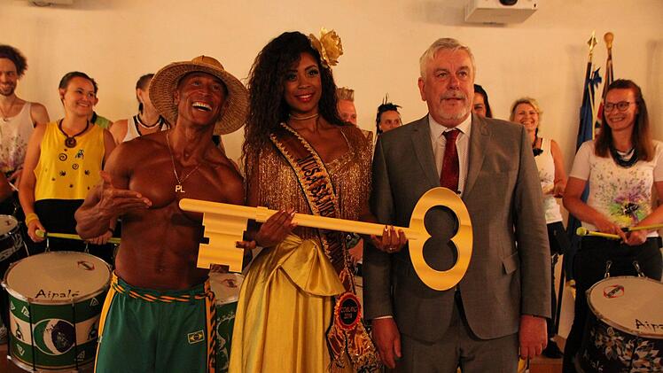 Norbert Tessmer (rechts) gab den Stadtschlüssel an Paulo Lopes und Samba-Muse Veronice de Abreu ab.