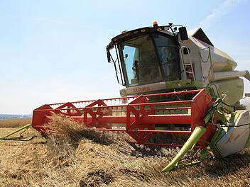 Mittlerweile helfen hoch technisierte Geräte beim Dreschen. Das erleichtert dem Landwirt viel Arbeit. Foto: Archiv Ralf Ruppert