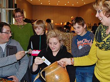 Sigrid Klemke (rechts) und Karin Gabel (hinten links) verkaufen Lose für den guten Zweck. Foto: Sigismund von Dobschütz