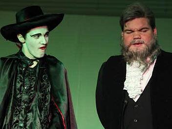 Rezon Krasniq begeisterte als Mephisto, Alex Kaltenhäuser als Faust. Fotos: Andreas Brandl