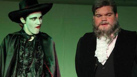 Rezon Krasniq begeisterte als Mephisto, Alex Kaltenhäuser als Faust. Fotos: Andreas Brandl