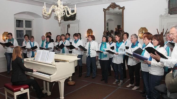 Der Mitwitzer Weihnachtsmarkt wurde vom Gospelchor der evangelischen Kirchengemeinde Mitwitz bereichert.