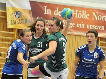 Kreisläuferin, Spielmacherin und Topscorerin: Die Vielseitigkeit von Sabrina Kleinhenz (beim Wurf) war im Spiel gegen Taufkirchen ganz besonders gefragt. Mit auf dem Bild (von links) Franziska Thomas und Anna-Lena Paech. Foto: Hopf