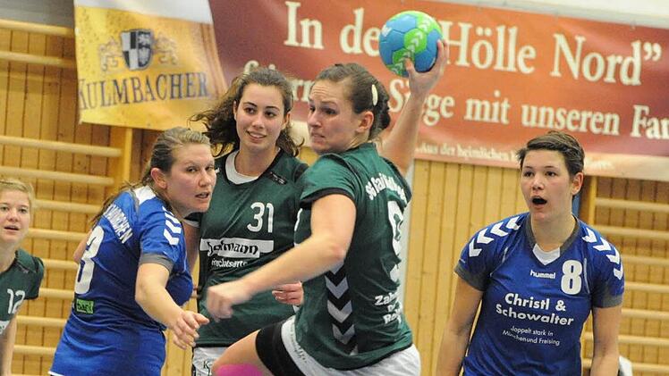 Kreisläuferin, Spielmacherin und Topscorerin: Die Vielseitigkeit von Sabrina Kleinhenz (beim Wurf) war im Spiel gegen Taufkirchen ganz besonders gefragt. Mit auf dem Bild (von links) Franziska Thomas und Anna-Lena Paech. Foto: Hopf