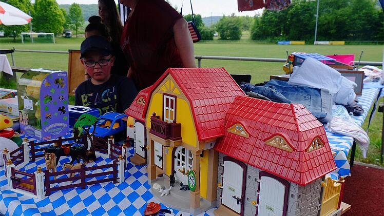 Kinder boten ihr aussortiertes Spielzeug an. Foto: Gerd Schaar