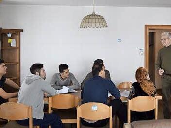 Jürgen Lindner unterrichtet die Flüchtlinge in Deutsch Foto: C. Schwind