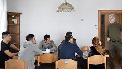 Jürgen Lindner unterrichtet die Flüchtlinge in Deutsch Foto: C. Schwind