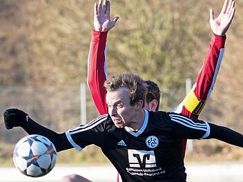 Steffen Hönninger (vorne) ist mit zehn Treffern der erfolgreichste Torschütze der Lichtenfelser in dieser Saison. Das wissen auch die Gegenspieler (hier der Höchberger Tobias Riedner), die sich schon gerne mal "ergeben". Foto: Archiv