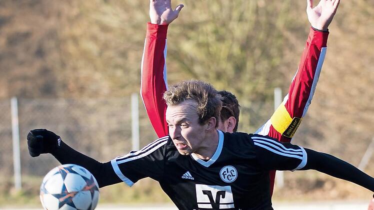 Steffen Hönninger (vorne) ist mit zehn Treffern der erfolgreichste Torschütze der Lichtenfelser in dieser Saison. Das wissen auch die Gegenspieler (hier der Höchberger Tobias Riedner), die sich schon gerne mal "ergeben". Foto: Archiv