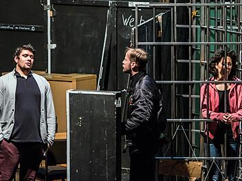 Probenszene zu "Das schlaue Füchslein" am Landestheater Coburg in markierte Bühne-Dekoration (von links) mit Jiri Rajnis Landstreicher), Peter Schöne (Förster) und Ana Cvetkovic-Stojnic (Terynka).Foto: Jochen Berger