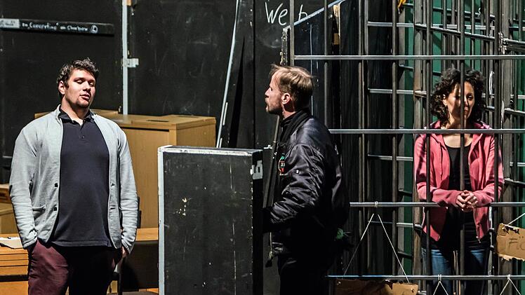 Probenszene zu "Das schlaue Füchslein" am Landestheater Coburg in markierte Bühne-Dekoration (von links) mit Jiri Rajnis Landstreicher), Peter Schöne (Förster) und Ana Cvetkovic-Stojnic (Terynka).Foto: Jochen Berger