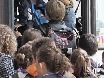 Beim Einsteigen in den Bus wird oft gedrängelt, wenn keine Aufsicht da ist. Schulbusgleiter verhindern das gefährliche Geschubse. Foto: Archivbiild