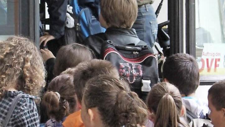 Beim Einsteigen in den Bus wird oft gedrängelt, wenn keine Aufsicht da ist. Schulbusgleiter verhindern das gefährliche Geschubse. Foto: Archivbiild