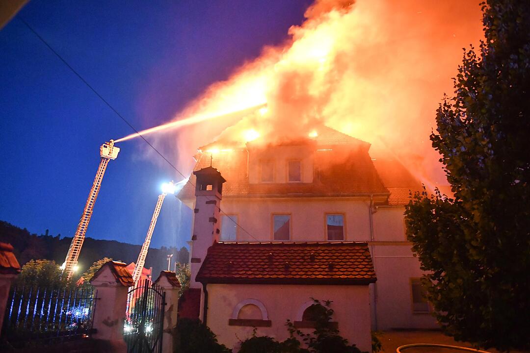 Großeinsatz in der Bamberger Altstadt: Dachstuhl am Jakobsplatz brennt