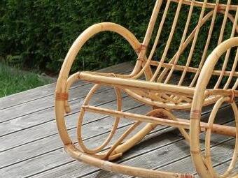 Der Zustand des Schaukelstuhls gefiel Mutter und Tochter gar nicht. Symbolbild: MadameYavi/pixabay