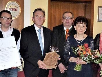 Jubilar-Ehrungen bei der Theodor Löffler KG: (von links) Roland Pittroff, Thorsten Hofmann, Josef Löffler, Innungs-Obermeister Jürgen Bodenschlägel, Christine Löffler, Diana Löffler und Ehemann Harald Putschky sowie stellvertretender Obermeister Thomas Rosenberger. Foto: Reißaus