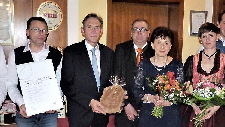 Jubilar-Ehrungen bei der Theodor Löffler KG: (von links) Roland Pittroff, Thorsten Hofmann, Josef Löffler, Innungs-Obermeister Jürgen Bodenschlägel, Christine Löffler, Diana Löffler und Ehemann Harald Putschky sowie stellvertretender Obermeister Thomas Rosenberger. Foto: Reißaus