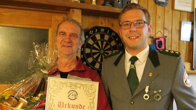 Michael Henz (links) wurde f&uuml;r 50-j&auml;hrige Mitgliedschaft von Sch&uuml;tzenmeister Dominic Brimer geehrt.  Foto: Doris Bauer