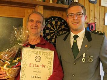 Michael Henz (links) wurde für 50-jährige Mitgliedschaft von Schützenmeister Dominic Brimer geehrt.  Foto: Doris Bauer