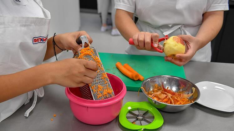 Die Schüler der Berufsfachschulen für Ernährung und Versorgung der Erzdiözese Bamberg kochen im Unterricht in der neu gestalteten Schulküche viel mit frischen Lebensmitteln. Doch auch Vorratshaltung steht auf dem Lehrplan.  Foto: Ronald Rinklef