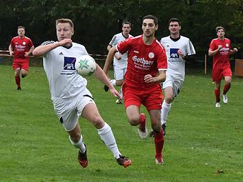 Nicht nur eingeholt, sondern ergebnistechnisch deutlich überholt wurde Rottershausens Nico Wilm (links) vom FV Rannungen um Andre Wetterich, der das Derby klar mit 4:0 für sich entschied. Foto: Hopf