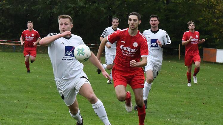 Nicht nur eingeholt, sondern ergebnistechnisch deutlich überholt wurde Rottershausens Nico Wilm (links) vom FV Rannungen um Andre Wetterich, der das Derby klar mit 4:0 für sich entschied. Foto: Hopf