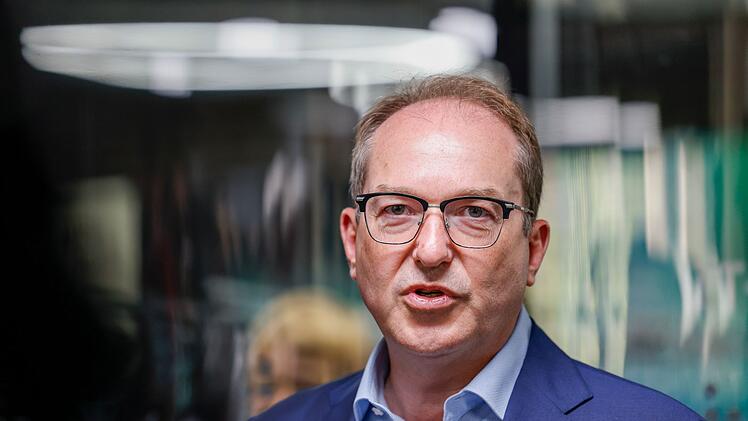 Bundesinnenminister Dobrindt besucht das IT-Lagezentrum des BSI