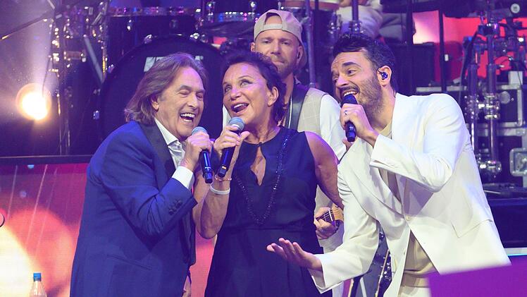 Bei vielen Auftritten greift Gastgeber Giovanni Zarrella (rechts) auch selbst zum Mikrofon: Diesmal unetrst&uuml;tzt er die italienische Popgruppe Ricchi E Poveri.