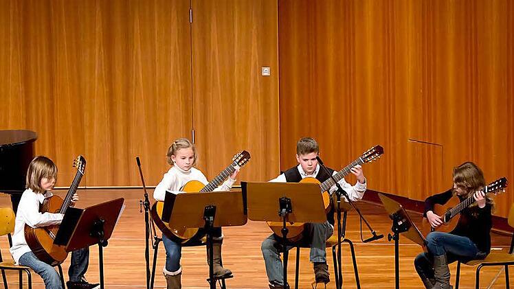 Junge Gitarristen im Quartett: Luisa Martin, Tatjana Vögerl, Adrian Schneider und Georg Schnell
