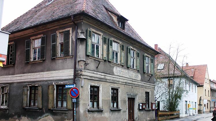 Dringend sanierungsbedürftig ist dieses Haus in der Hauptstraße. Hier könnte die Stadt über ihr Vorkaufsrecht einsteigen.