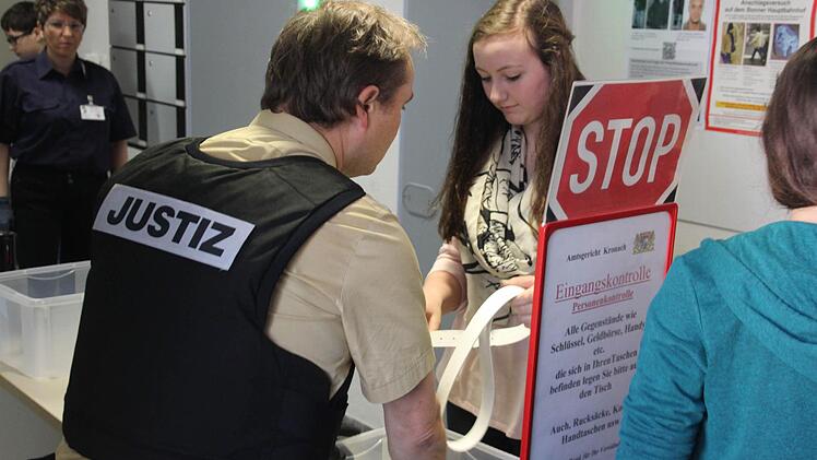 Bei der Kontrolle mussten auch die Gürtel abgegeben werden. Foto: Marco Meißner