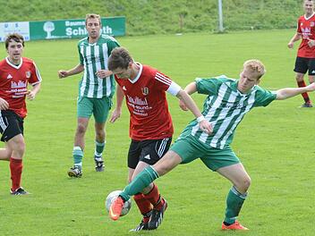 Den Fuß reingehalten: Thomas Hartung (FC Hammelburg/rechts) gegen den Diebacher Patrick Schmähling. Foto: ssp