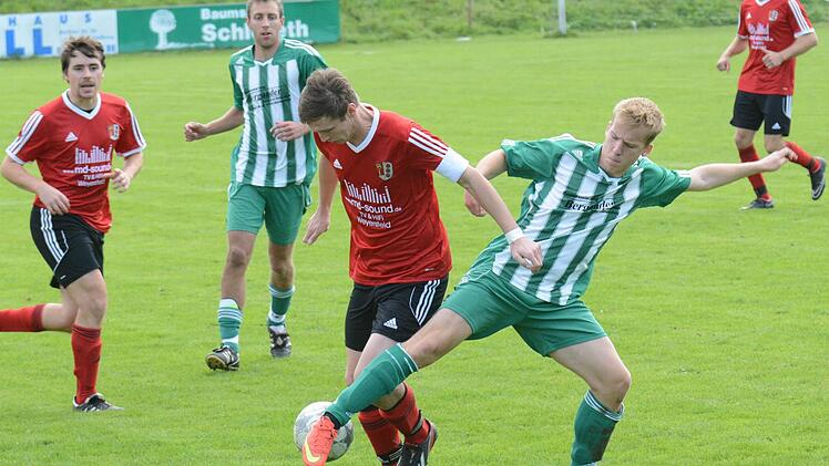 Den Fuß reingehalten: Thomas Hartung (FC Hammelburg/rechts) gegen den Diebacher Patrick Schmähling. Foto: ssp
