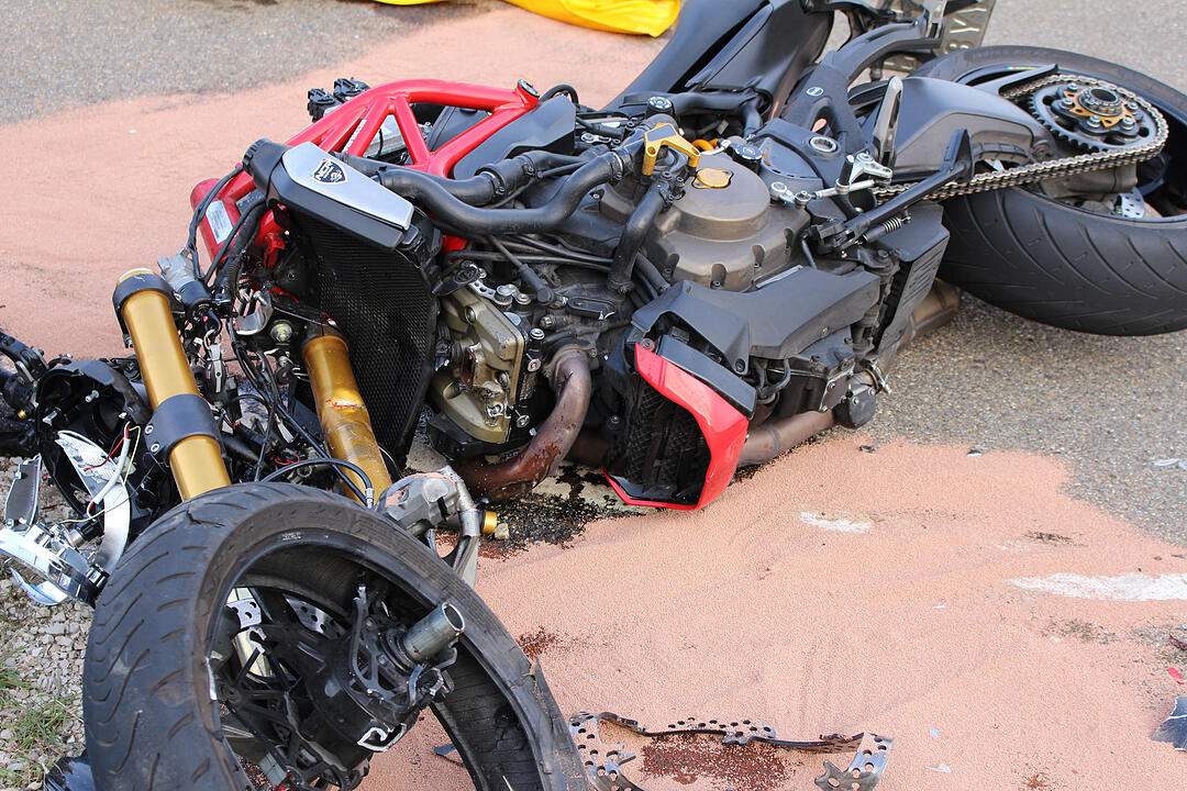 Mit Traktor kollidiert: Motorradfahrer stirbt im Gemeindebereich Engelthal