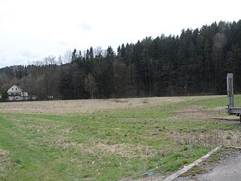Auf diesem Grundstück zwischen Industriegebiet "Am Zinshof" und Blumau soll ein Logistikzentrum entstehen. Links im Vordergrund der unbefestigte Fußweg von Knellendorf zur Blumau, der bestehen bleiben wird.K.- H. Hofmann