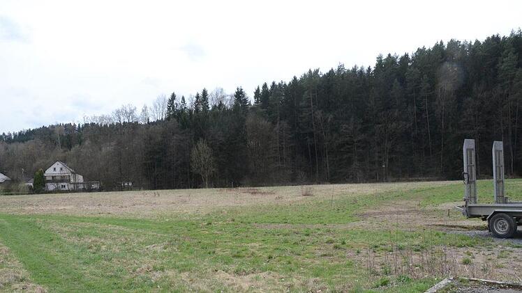 Auf diesem Grundstück zwischen Industriegebiet "Am Zinshof" und Blumau soll ein Logistikzentrum entstehen. Links im Vordergrund der unbefestigte Fußweg von Knellendorf zur Blumau, der bestehen bleiben wird.K.- H. Hofmann