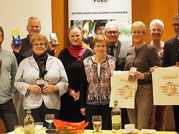 Beim Festabend des Eine-Welt-Vereins, der seit 20 Jahren in Bad Kissingen t&auml;tig ist, lie&szlig;en sich Engagierte und G&auml;ste vielf&auml;ltige Produkte aus Entwicklungsl&auml;ndern schmecken. Von links nach rechts: Arno Wielgoss (Per&uacute; Puro), Oliver Key (Weltladen), Martha M&uuml;ller (Stadtr&auml;tin), Susanne Wahler-G&ouml;bel (Steuerungsgruppe Fairtrade Town), Charlotte Fries (Vorsitzende Eine-Welt-Verein), Thomas Leiner (B&uuml;rgermeister), Martina Greubel (Stadtr&auml;tin), Bianca Key (Weltladen), Klaus Lotter und Christina Schei...