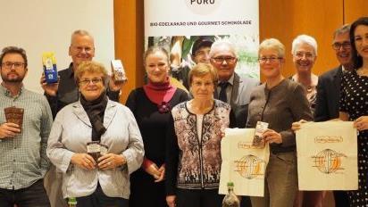 Beim Festabend des Eine-Welt-Vereins, der seit 20 Jahren in Bad Kissingen t&auml;tig ist, lie&szlig;en sich Engagierte und G&auml;ste vielf&auml;ltige Produkte aus Entwicklungsl&auml;ndern schmecken. Von links nach rechts: Arno Wielgoss (Per&uacute; Puro), Oliver Key (Weltladen), Martha M&uuml;ller (Stadtr&auml;tin), Susanne Wahler-G&ouml;bel (Steuerungsgruppe Fairtrade Town), Charlotte Fries (Vorsitzende Eine-Welt-Verein), Thomas Leiner (B&uuml;rgermeister), Martina Greubel (Stadtr&auml;tin), Bianca Key (Weltladen), Klaus Lotter und Christina Schei...