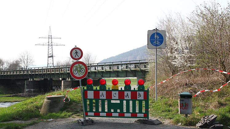Baustelle Flutmuldendamm: Die Umleitung für Radfahrer wurde zunächst "vergessen".Foto: Katrin Geyer
