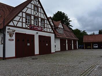 Das Feuerwehrhaus in Igensdorf. Die Parkplätze sind nur dann ausreichend, wenn die Verwaltung geschlossen hat. Foto: Petra Malbrich
