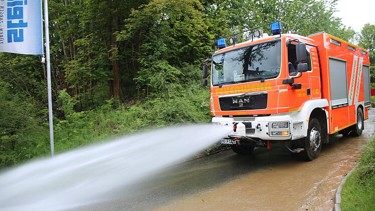 Unwetter am Sonntag in Oberfranken: Blitzeinschlag und Schlammmassen auf StraÃŸe