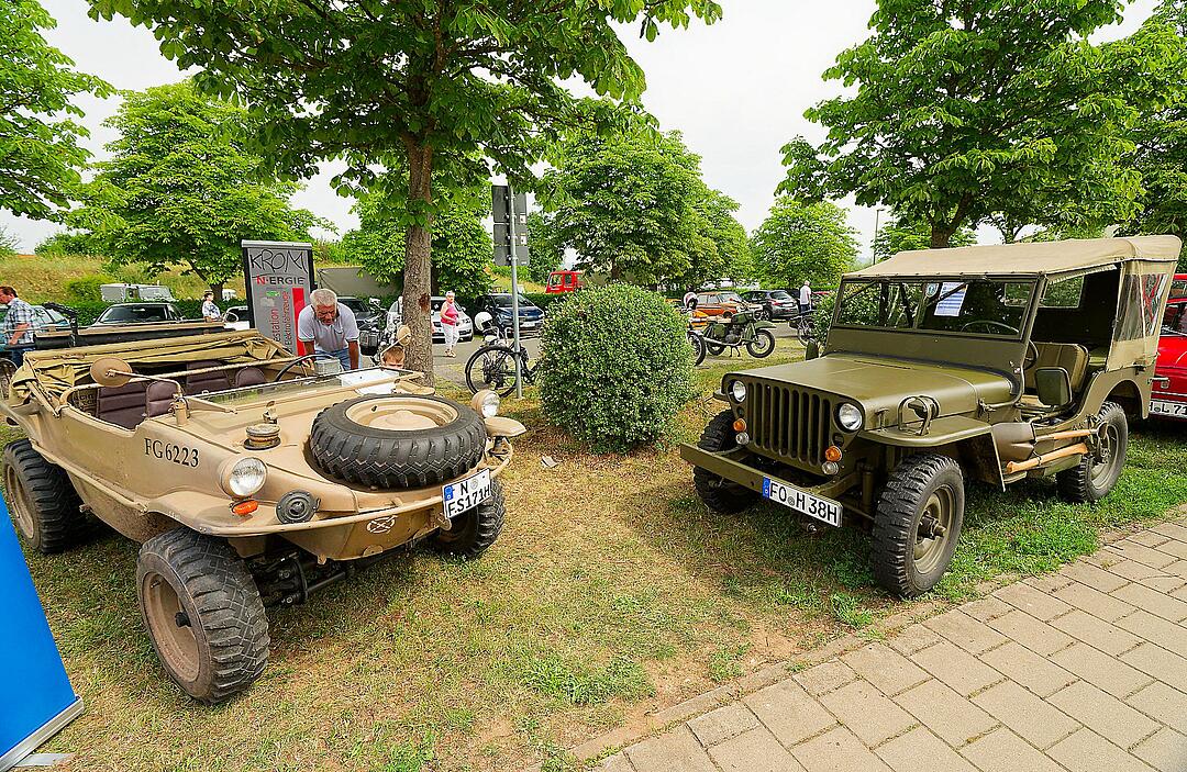 Autos, Motorräder, Mopeds und Traktoren gab es zu bewundern.