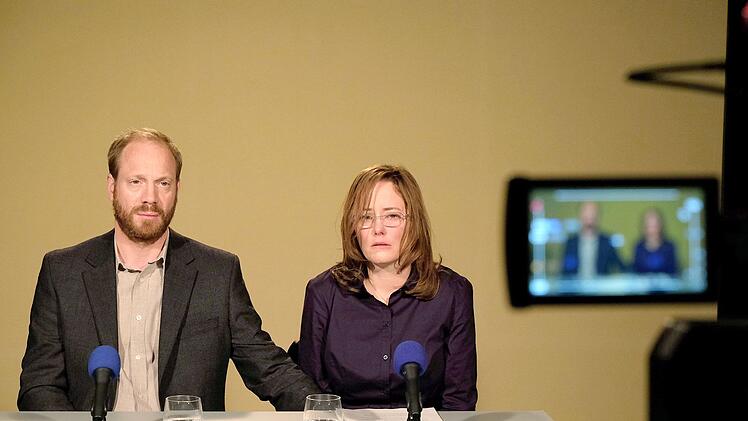 Die Polizei greift zu einem Mittel, das den Eltern des vermissten Jungen enorm viel abverlangt: Ein Aufruf von Reinhard (Johann von B&uuml;low) und Sandra Schlitter (Silke Bodenbender) soll den T&auml;ter aus der Reserve locken.