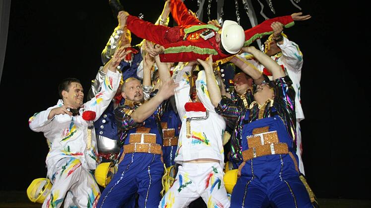 Haben das Gauditurnier 2013 in Wiesentheid für sich entschieden: Die Aktiven des Männerballetts der Faschingsgesellschaft Stadtsteinach. Foto: Archiv/Matthias Beetz