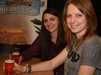 Bei einem Bier, aber auch sonst ist kein Zickenalarm angesagt: Sabrina Lang und Daniela Prestele sehen die Bierköniginnen-Wahl ganz locker. Fotos: Sonja Adam