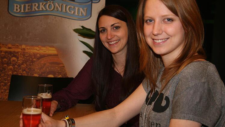 Bei einem Bier, aber auch sonst ist kein Zickenalarm angesagt: Sabrina Lang und Daniela Prestele sehen die Bierköniginnen-Wahl ganz locker. Fotos: Sonja Adam