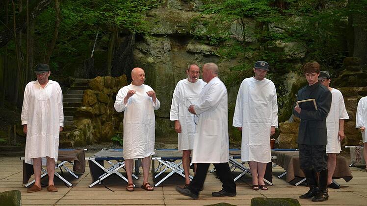 Die Schauspieler des Staatstheaters Franzensbad und der Naturbühne Trebgast.
