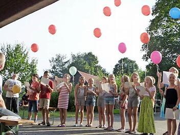 Die Kinder der vierten Klasse feiern ihr Abschiedsfest von der Grundschule Wonsees und singen ihrem Lehrer ein Lied. Viele Eltern sind den Tränen nahe. Fotos: Katharina Müll