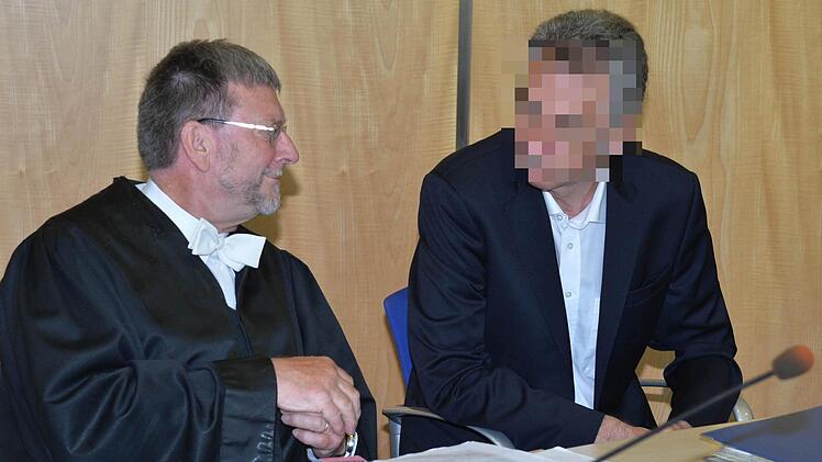 Der Angeklagte Ulrich S. neben seinem Verteidiger. Ulrich S. wurde zu zwölf Jahren Haft wegen Totschlags verurteilt. Foto: Ronald Rinklef