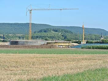 Drei große Baukräne stehen an der Straße zwischen Hofheim und dem Stadtteil Ostheim. Und gut erkennbar wachsen schon die großen Gärbehälter der neuen Biogas-Anlage aus dem Boden. Es vergeht kein Tag, an dem nicht einer der Aufsichtsräte der Bioenergie Hofheimer Land GmbH & Co hier vorbeischaut. Das Vier-Millionen-Euro-Projekt ist ja quasi ein Wahrzeichen für die moderne Landwirtschaft auch im Landkreis Haßberge. 27 Landwirte sind in der Gesellschaft zusammengeschlossen. Im Hintergrund die Ost...